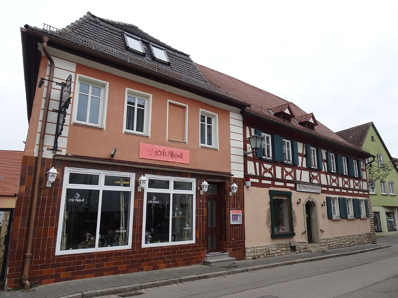 DSC03518.JPG - Das "Café Altstadt" und die "Handarbeitsstube".